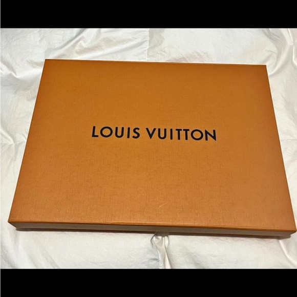 LOUIS VUITTON authentic silk/wool shawl NWOT - Picture 4 of 12